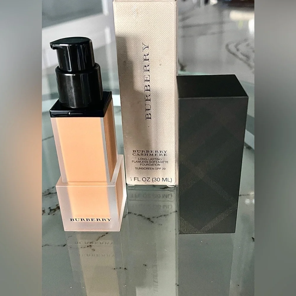 Burberry NIB Foundation SPF20 Almond 43 Cashmere Collection Flawless sof…